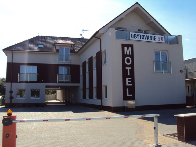 Vstup do Motela Senec s parkoviskom
