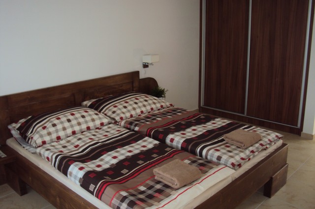Manželská posteľ a skriňa