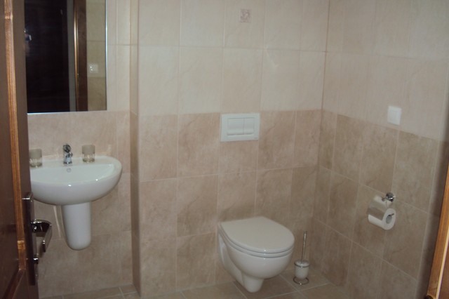 Kúpeľňa s umývadlom a WC