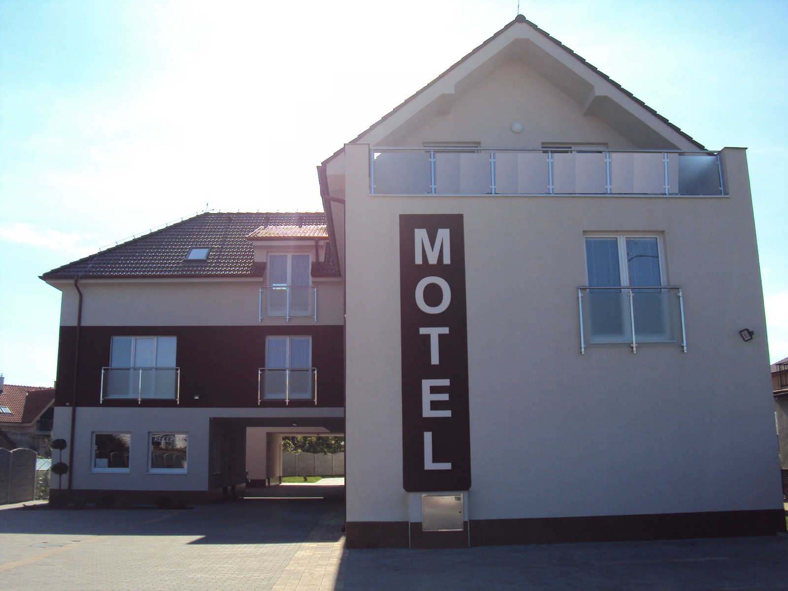 Pohľad na motel z ulice